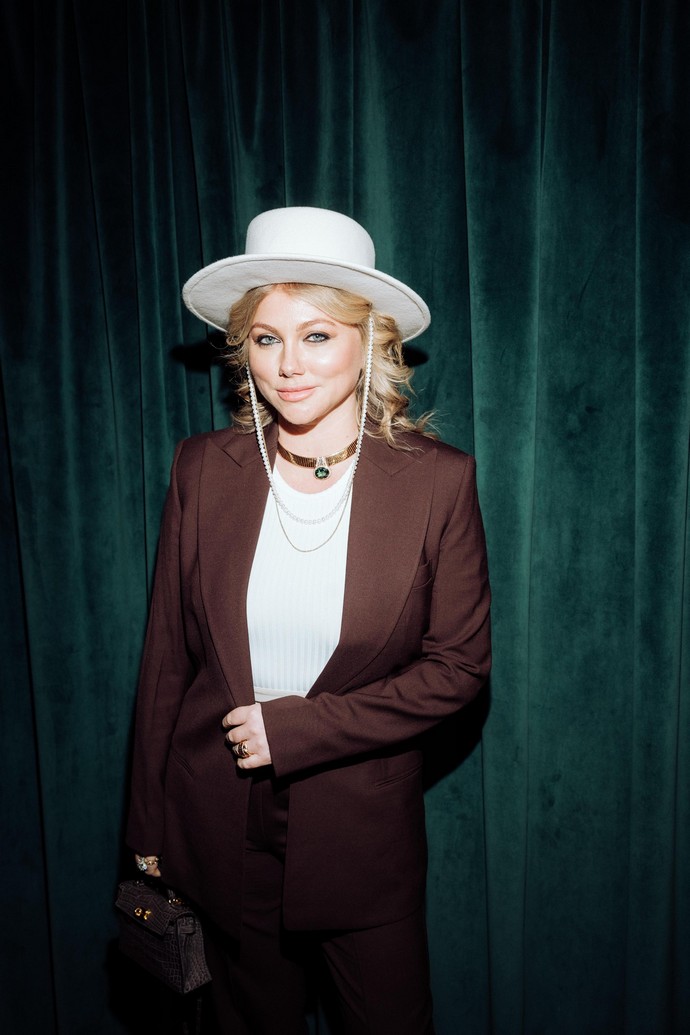 Ирина Винер в мехах и жемчугах с молодым кавалером, Валерия в блёстках и располневшая Ирина Пегова привлекли к себе внимания фотографов. Кто ещё засветился на премьере «Праведника» Ирина Винер в мехах и жемчугах с молодым кавалером, Валерия в блёстках и располневшая Ирина Пегова привлекли к себе внимания фотографов. Кто ещё засветился на премьере «Праведника»